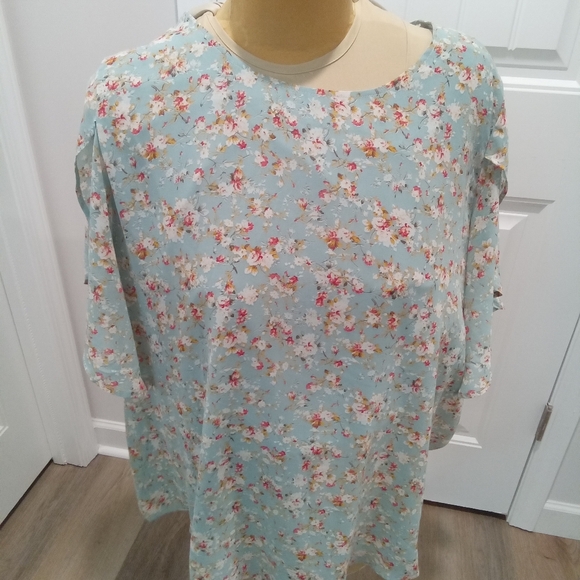 BloomChic Tops - 2-$10... Bloomchic Size 22-24 Floral Print Blouse With Flutter Sleeves